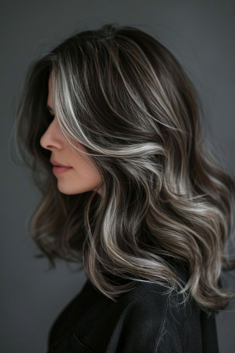 Instead Of Covering Grey Roots This Hairdresser Makes Clients Embrace It With His Powerful Transformations 35 Pics 2 Aging Gracefully Silverhair Highlights That Looks Amazing