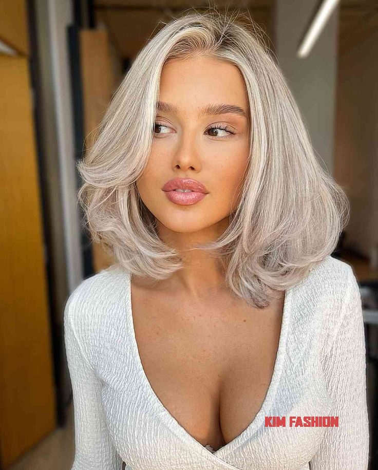 bleach blonde hair color thin hair, blonde thin hair, thin hair with curly ends, medium length haircut thin hairstyle ideas